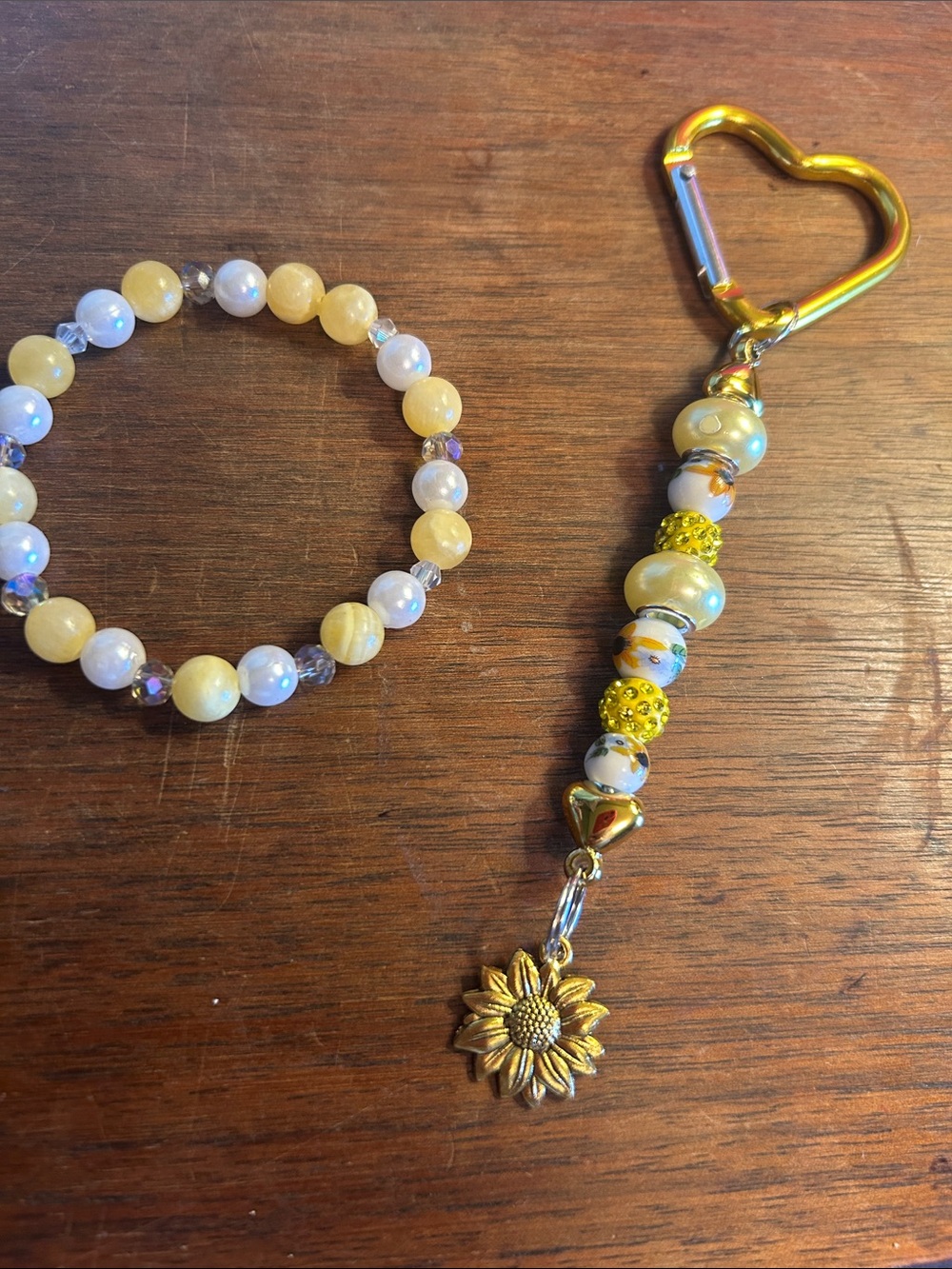 💛Sunflower Charm Keychain with a beautiful Yellow Beaded Bracelet.